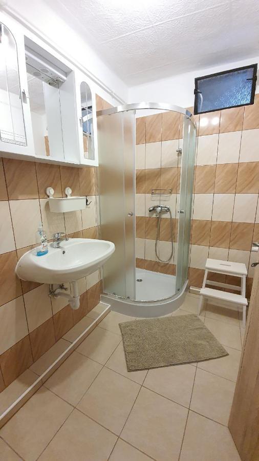 Family Friendly Gyal Apartment Ngoại thất bức ảnh