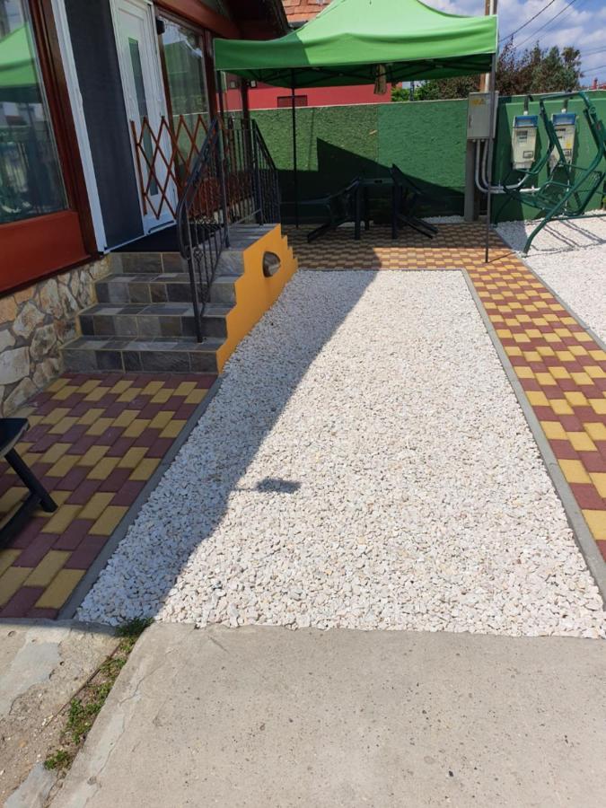 Family Friendly Gyal Apartment Ngoại thất bức ảnh