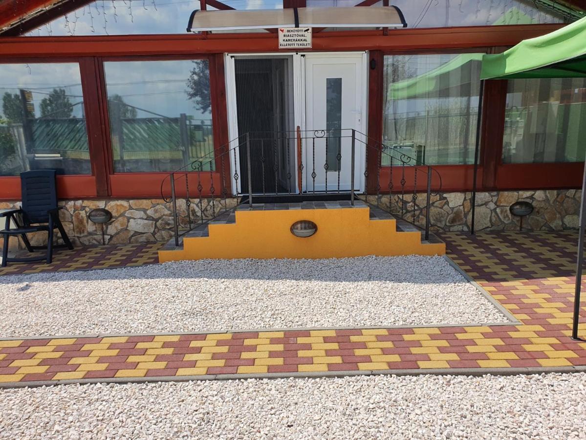 Family Friendly Gyal Apartment Ngoại thất bức ảnh
