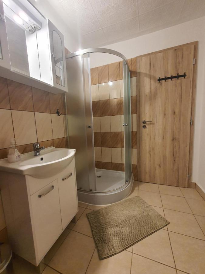 Family Friendly Gyal Apartment Ngoại thất bức ảnh