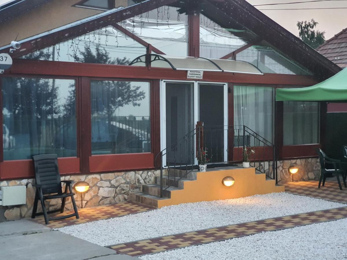 Family Friendly Gyal Apartment Ngoại thất bức ảnh