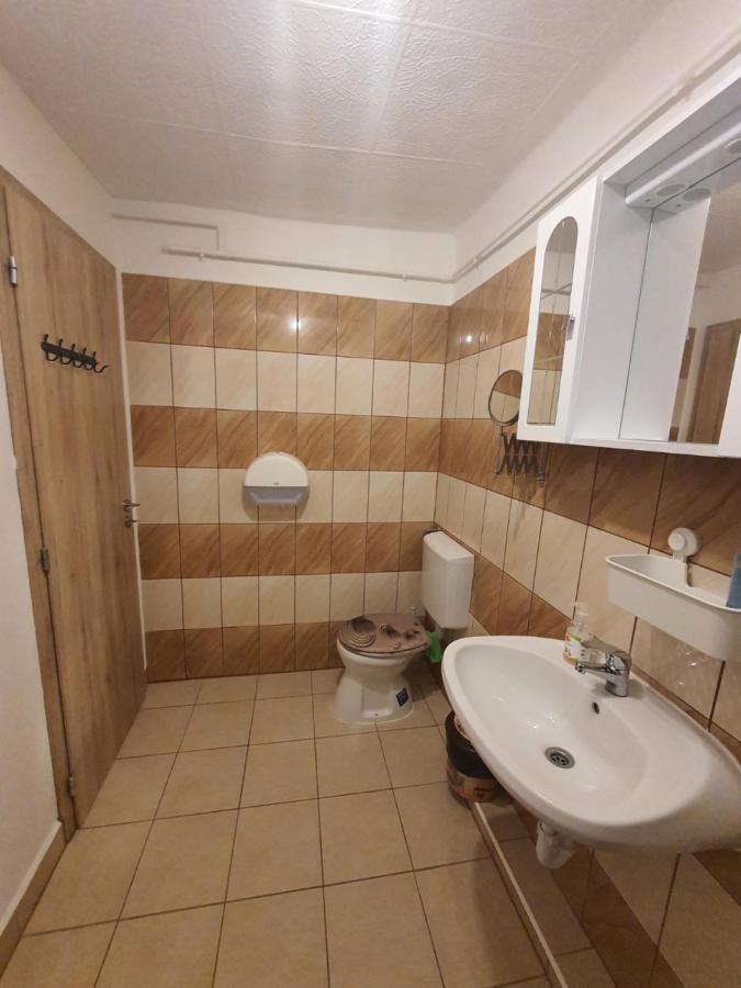 Family Friendly Gyal Apartment Ngoại thất bức ảnh