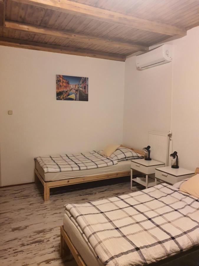 Family Friendly Gyal Apartment Ngoại thất bức ảnh