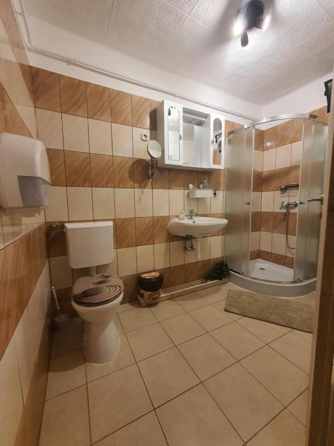 Family Friendly Gyal Apartment Ngoại thất bức ảnh