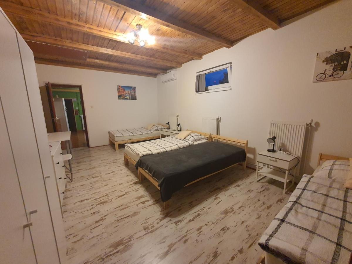 Family Friendly Gyal Apartment Ngoại thất bức ảnh