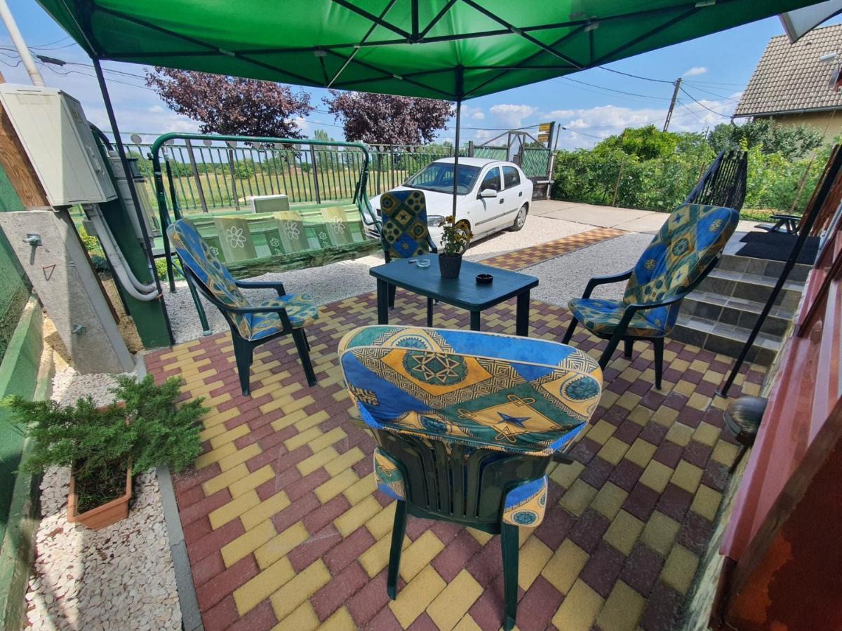 Family Friendly Gyal Apartment Ngoại thất bức ảnh