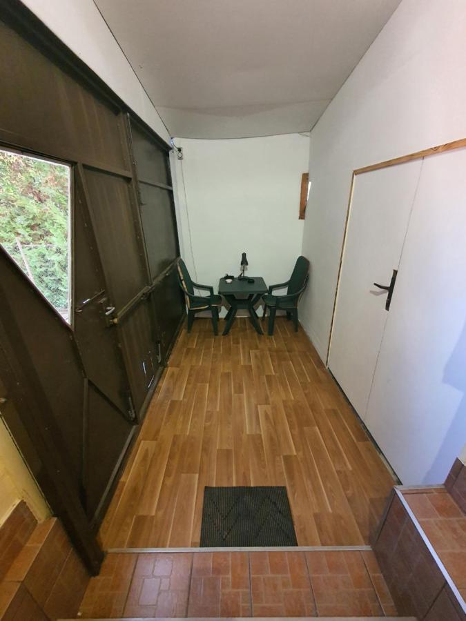 Family Friendly Gyal Apartment Ngoại thất bức ảnh
