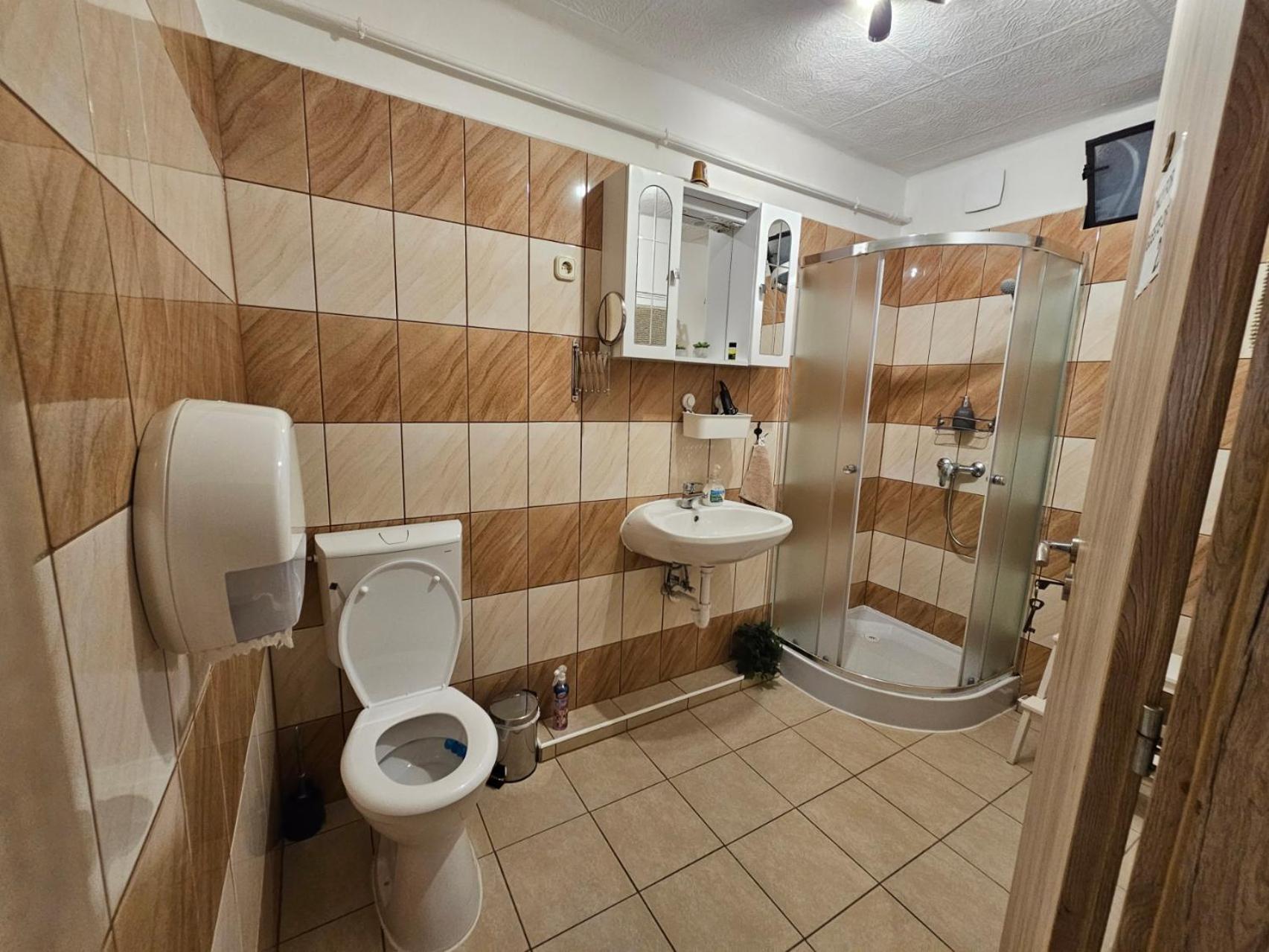 Family Friendly Gyal Apartment Ngoại thất bức ảnh