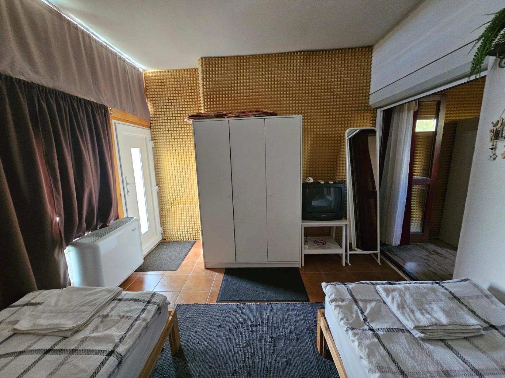 Family Friendly Gyal Apartment Ngoại thất bức ảnh