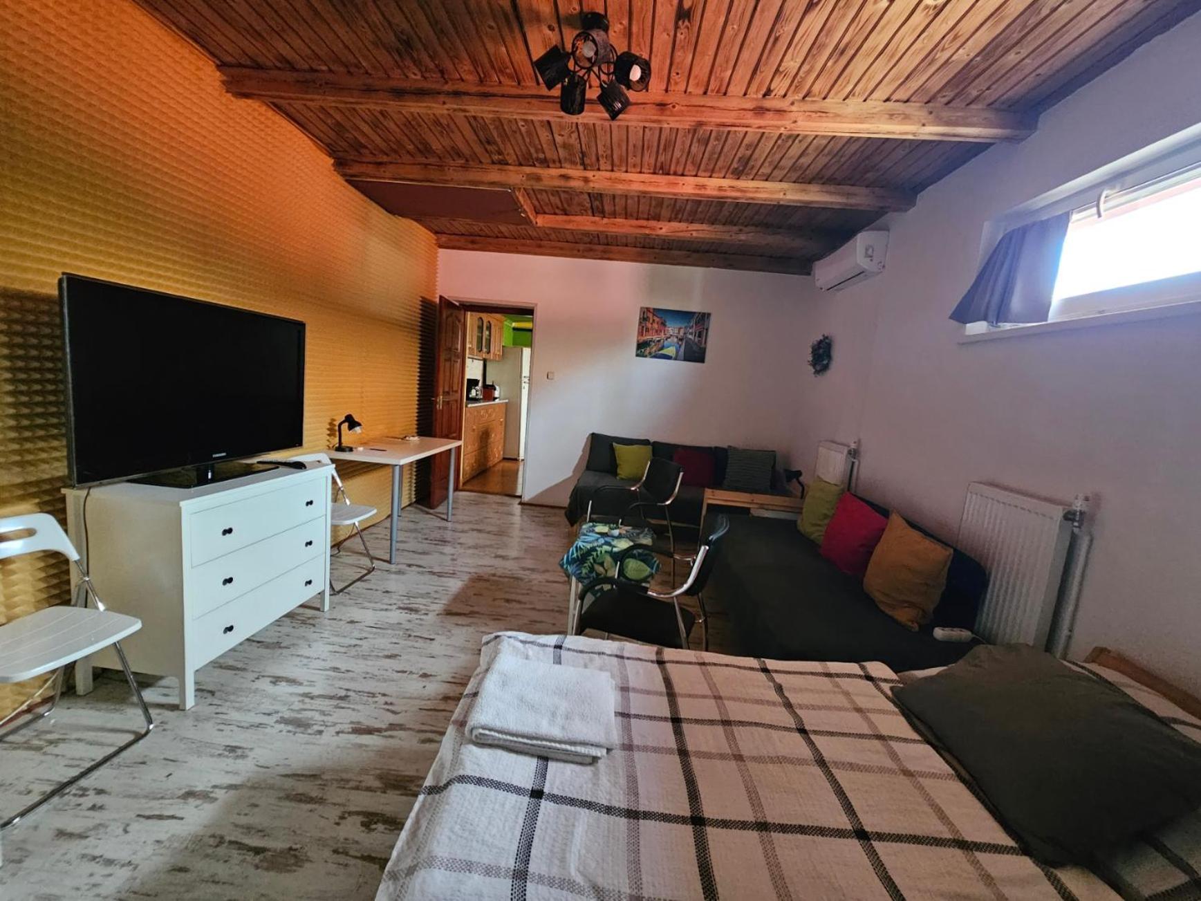 Family Friendly Gyal Apartment Ngoại thất bức ảnh