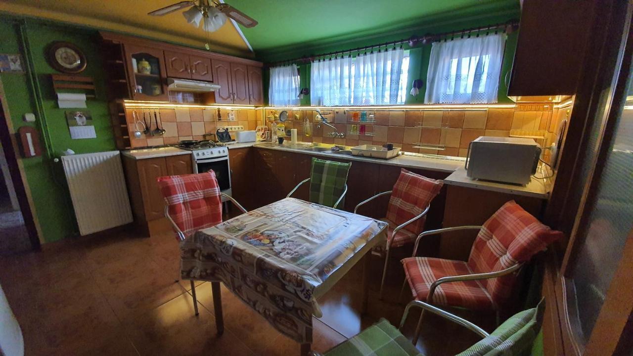 Family Friendly Gyal Apartment Ngoại thất bức ảnh