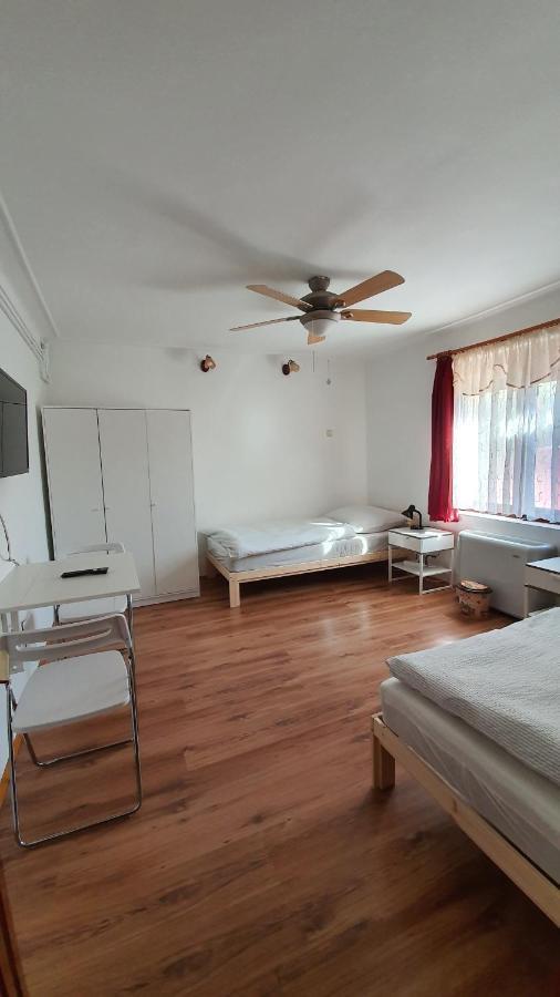 Family Friendly Gyal Apartment Ngoại thất bức ảnh