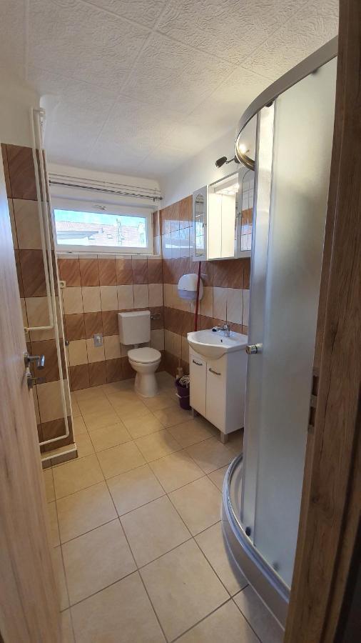 Family Friendly Gyal Apartment Ngoại thất bức ảnh