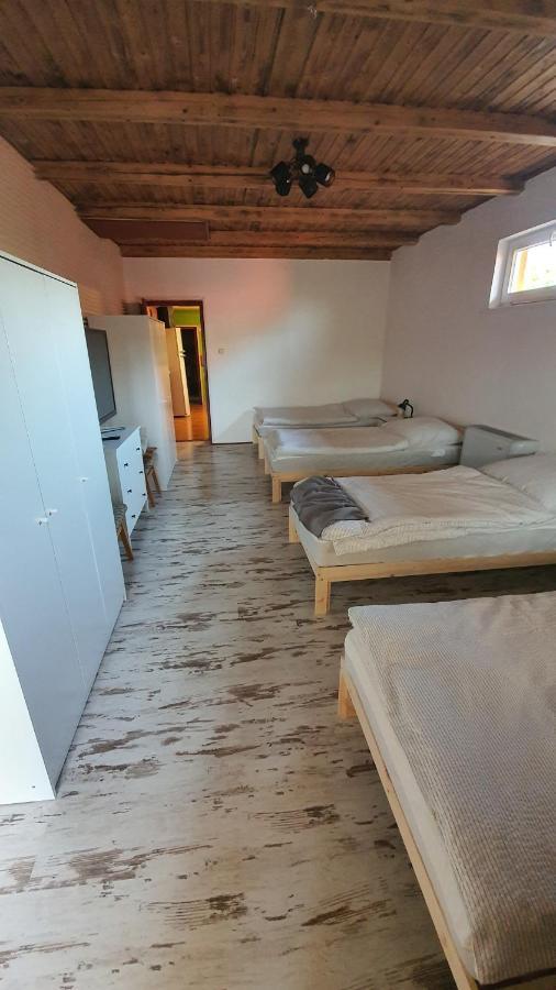 Family Friendly Gyal Apartment Ngoại thất bức ảnh