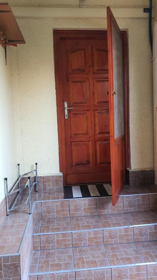 Family Friendly Gyal Apartment Ngoại thất bức ảnh